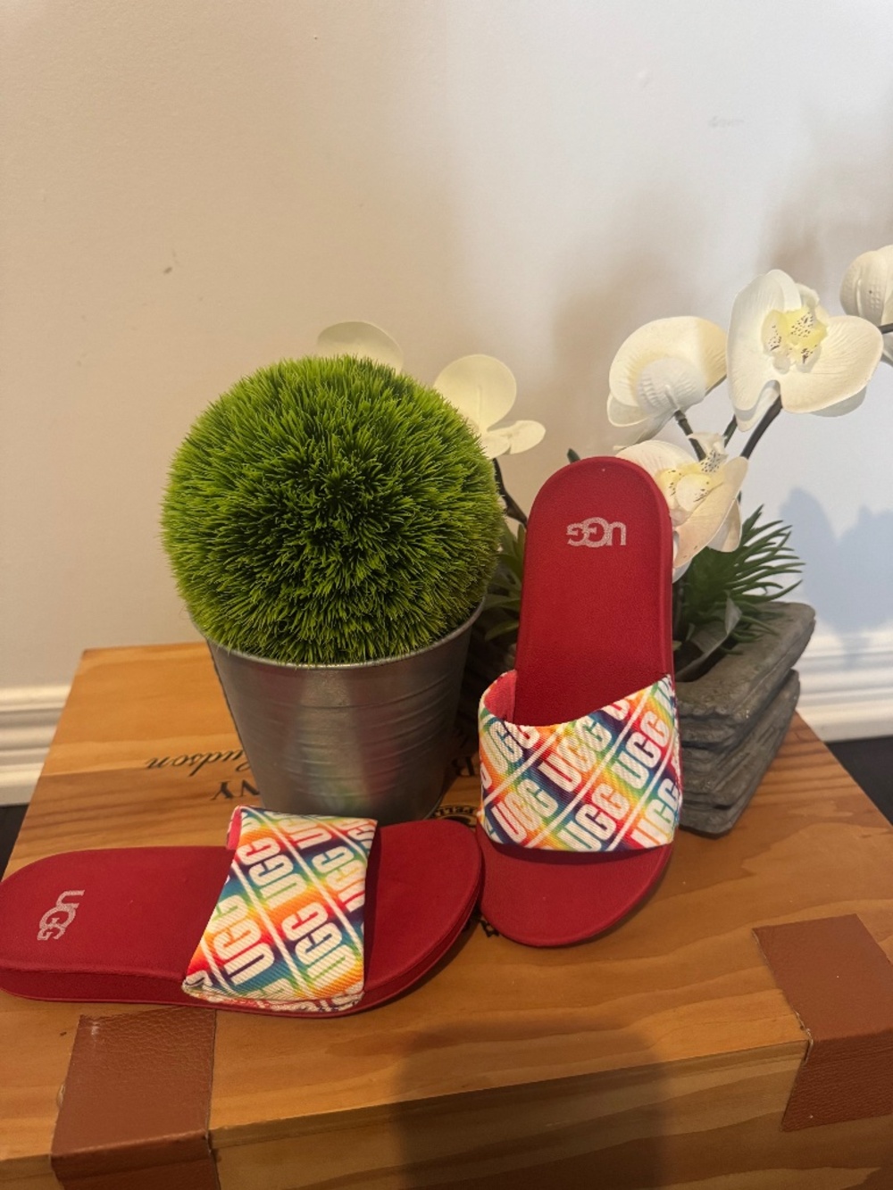 UGG Kids' Beach Slide in Rainbow / Red